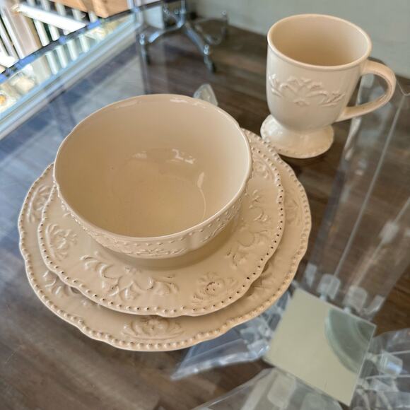 Salad Plates Better Homes and Gardens Medallion Wreath Cream Mist Set of 2 - Picture 8 of 9